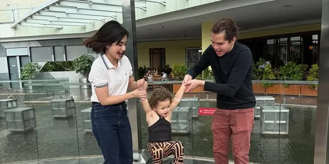 8 Potret Tissa Biani dan Dul Jaelani Momong Briella Bayi Samson, Mirip Dul Kecil