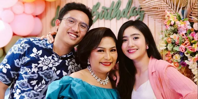 8 Potret Ulang Tahun Ibunda Febby Rastanty, Tampil Cantik Meski Tak Lagi Muda - Segera Dapat Menantu?