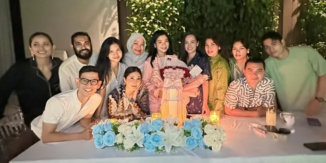 8 Potret Ultah Titi Kamal, Sederhana Penuh Kehangatan