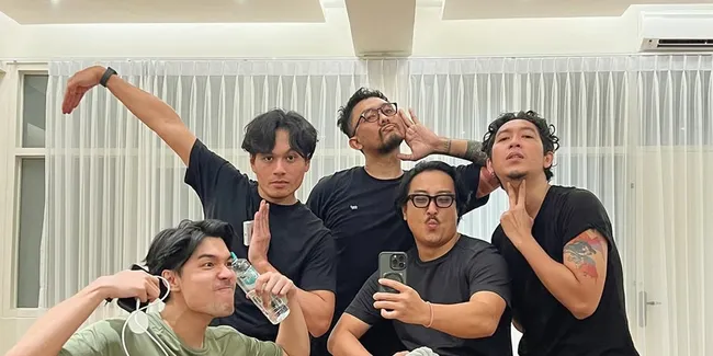 8 Potret Uus - Kunto Aji Jajal Pilates, Tampak Tersiksa Tapi Bikin Ngakak