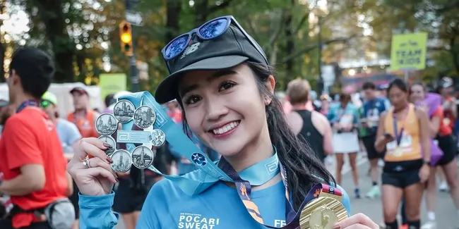 9 Potret Febby Rastanty Bangga Raih Medali Six Star Finisher Marathon, Sempat Nyusruk Berdarah