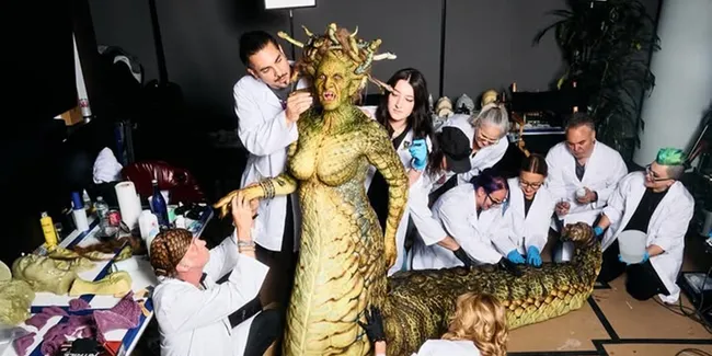 9 Potret Heidi Klum Jadi Medusa di Pesta Halloween 2025, Makeup sampai 10 Jam