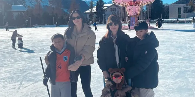 9 Potret Nagita Slavina Ketemuan dan Liburan Bareng Nia Ramadhani, Main Salju Bareng