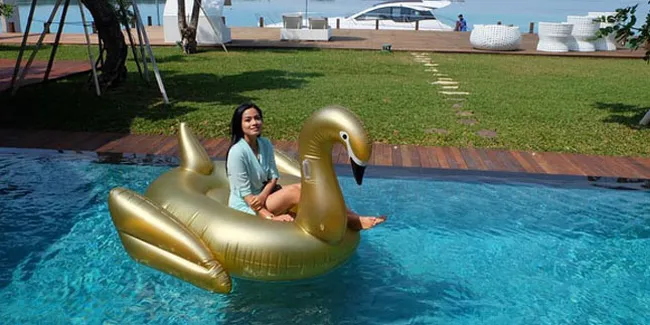 Akhir Pekan Ala Titi Kamal - Christian Sugiono, Liburan di Pantai