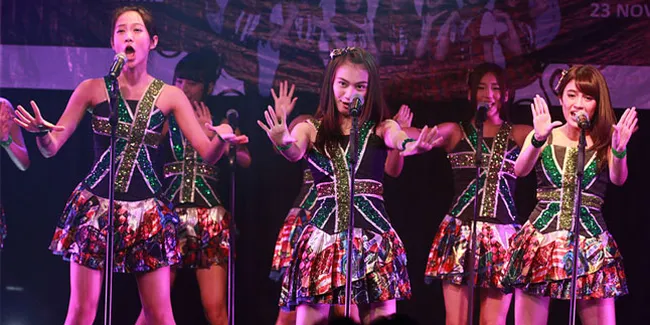 Aksi Panggung JKT48 Saat Menghibur Konsumen Produk SHARP