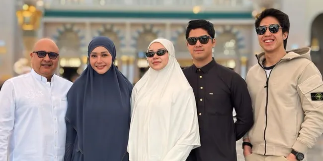 Al Ghazali dan El Rumi Cium Kaki Maia Estianty di Depan Ka'bah