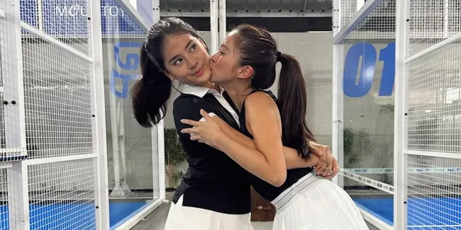 Alaia Putri Tyna Dwi Jayanti Bikin Pangling Saat Nonton Pertandingan Basket, Jadi Koordinator Tiket Supporter