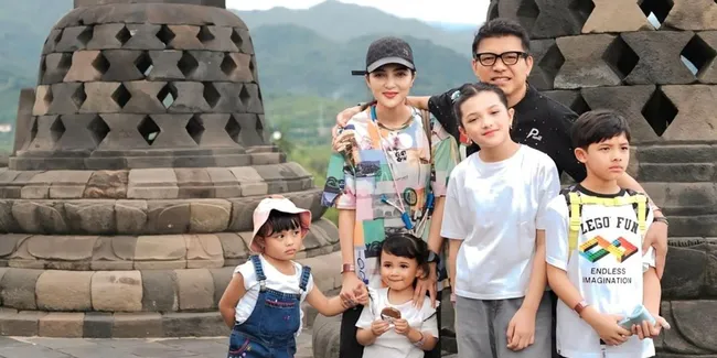 Anang dan Ashanty Liburan Keluarga Kunjungi Borobudur, Ajak Anak dan Cucu