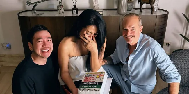Anggun Ulang Tahun Ke-52, Ngakak Dapat Kue Tar Bentuk Koyo