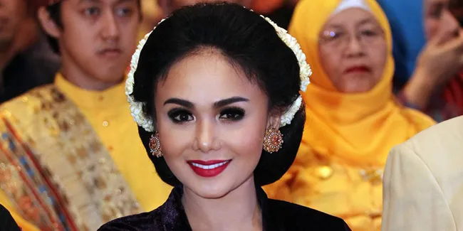 Anggunnya Yuni Shara Dalam Kebaya Jawa Klasik