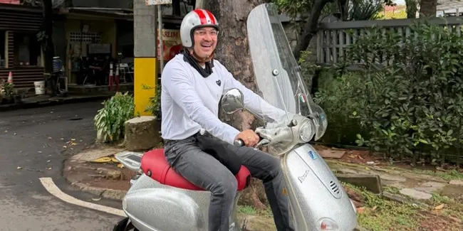 Anjasmara Asyik Sunmori Naik Vespa, Santai Nikmati Waktu Luang