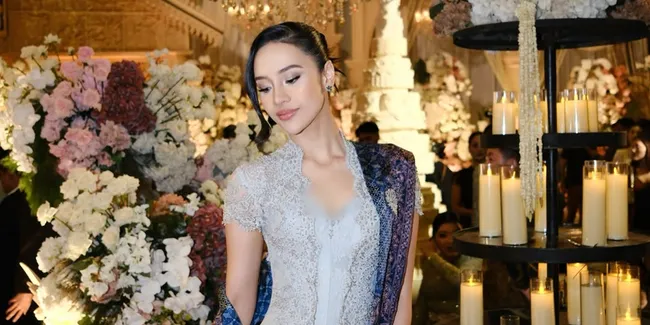Anya Geraldine Tampil Anggun Berkebaya Saat Kondangan, Cantik Maksimal