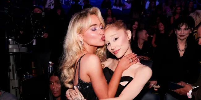 Ariana Grande & Sabrina Carpenter Curi Perhatian Lewat Momen Hangat di VMA