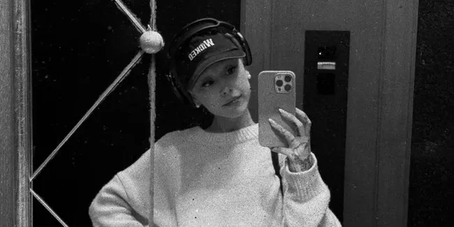 Ariana Grande Bagikan Momen Rekaman di Studio, Diduga Sedang Produksi Album ke-8