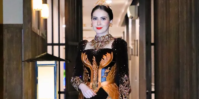 Arumi Bachsin Berbatik di Kriyanusa 2026, Gaun Terinspirasi Tribhuwana Tunggadewi