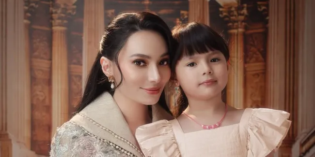 Asmirandah Photoshot Bareng Chloe, Pesona Ibu dan Anak dengan Busana Elegan