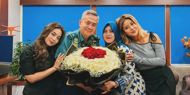 Awkarin Surprise Ulang Tahun Ayah, Ungkap Sosok Role Model Sejak Kecil