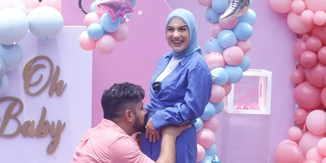 Bakal Dikaruniai Anak Perempuan, 8 Momen Keseruan Gender Reveal Party Irish Bella - Ammar Zoni Loncat Kegirangan
