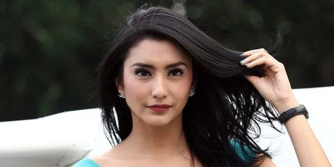 Basah Keringat, Aksi Fitness Tyas Mirasih Bikin Mata Makin Sehat