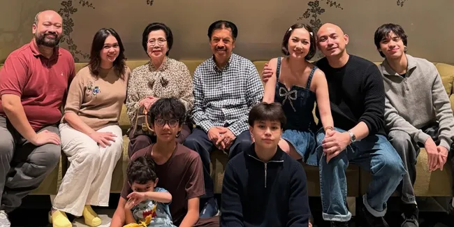 BCL Rayakan Ultah Bareng Keluarga, Pesona Ganteng Noah Sinclair Jadi Sorotan