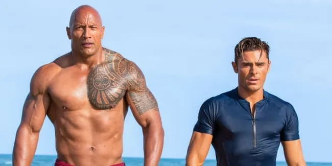 Behind The Scene 'BAYWATCH', The Rock & Zac Efron Tunjukkan Otot