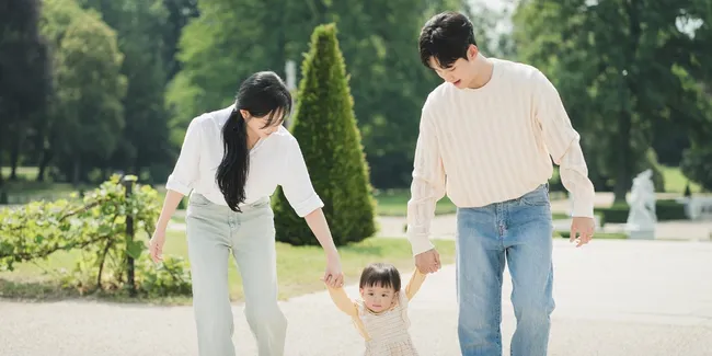 Behind The Scene Beredar, Foto Kim Soo Hyun dan Kim Ji Won Saat Syuting Bareng 'Anak' Buat Episode Akhir QUEEN OF TEARS