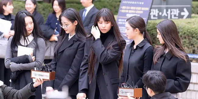 Beredar Tudingan NewJeans jadi Korban Intervensi Bang Si Hyuk dan HYBE