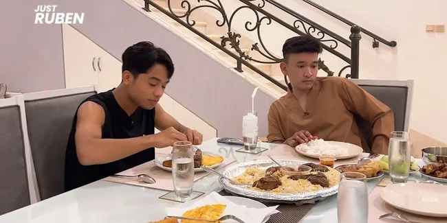 Betrand Peto dan Ruben Onsu Cari Takjil Naik Motor, Nikmati Ramadan Bareng