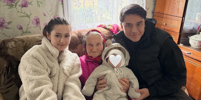 Billy Syahputra & Vika Kolesnaya Bawa Anak Bertemu Nenek Buyut di Belarus