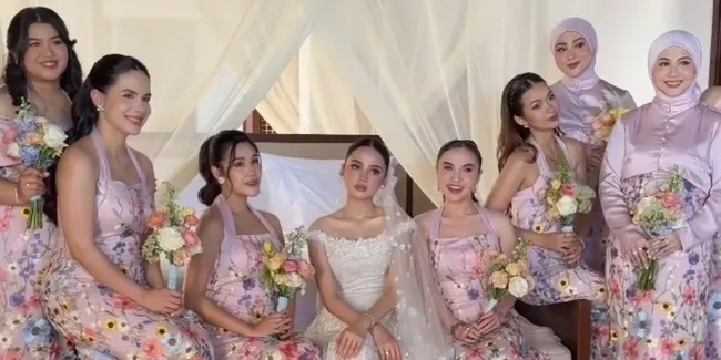 Bridesmaid Syifa Hadju di Resepsi Bali, Manis Pakai Gaun Floral Pink