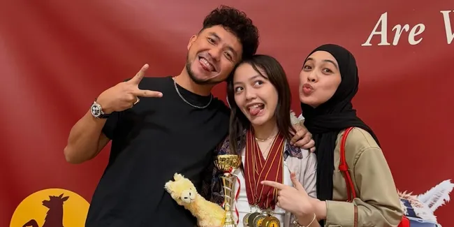 Btari Embun Putri Omesh Bawa Pulang Medali hingga Thropy di World Scholar's Cup