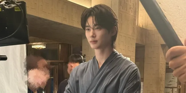 Byeon Woo Seok Berangkat Syuting 'PERFECT CROWN' di Busan Naik Kereta Cepat