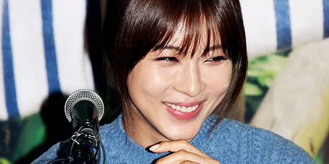Cantiknya Aktris Ha Ji Won di Konferensi Pers Buku Right This Moment