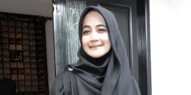 Cantiknya Pipik Dian Irawati Dengan Gaya Hijab Simpel Tapi Modis
