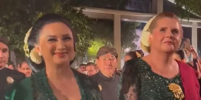 Cantiknya Suzanne Schuldtz Ibunda Patricia Schuldtz Kala Pakai Sanggul