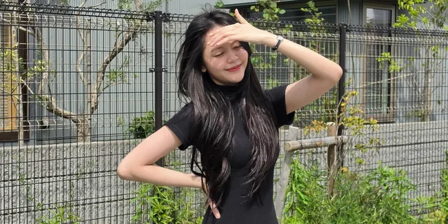 Carmen Hearts2Hearts Cantik Ber-damage Pakai Little Black Dress