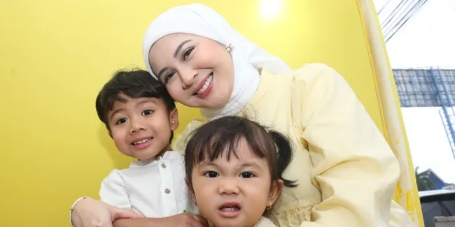 Cerita Kesha Ratuliu yang Selalu Perhatikan Kesehatan Kulit Bagi Kedua Anaknya