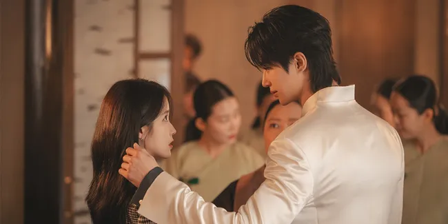 Chemistry Manis IU and Byeon Woo Seok di Still Cut Terbaru Drama Korea 'PERFECT CROWN'