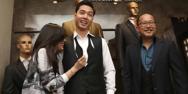 Coba Baju Pengantin, Rizky Kinos - Nycta Gina Buat Jomblo Melongo