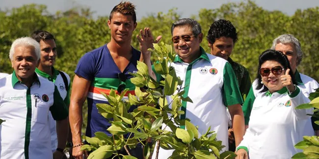Cristiano Ronaldo Tanam Mangrove Bareng Presiden SBY