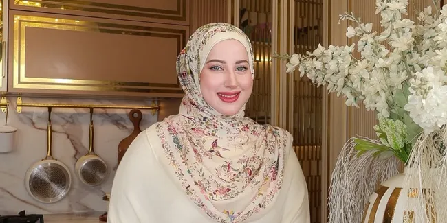 Dapur Canggih di Rumah Tasyi Athasyia, Desain Mewah Serba Gold