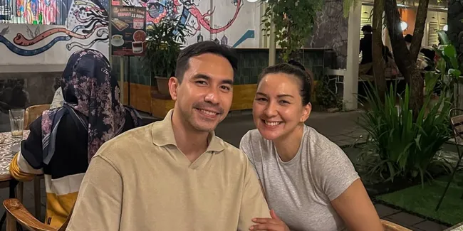 Darius Sinathrya dan Donna Agnesia Road Trip ke Yogyakarta, Kulineran Berdua