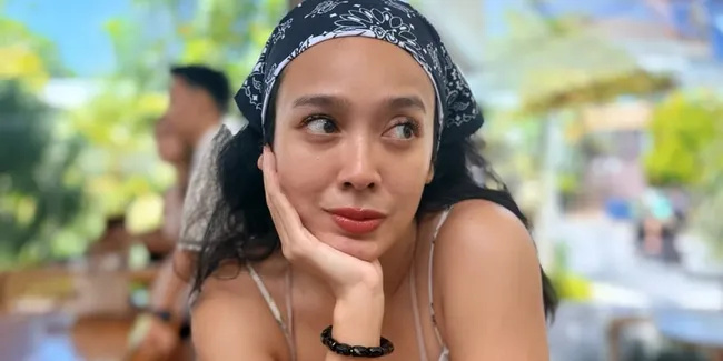 Dea Ananda Jadi Ibu Siaga, Berpose Cantik sambil Awasi Anak Main