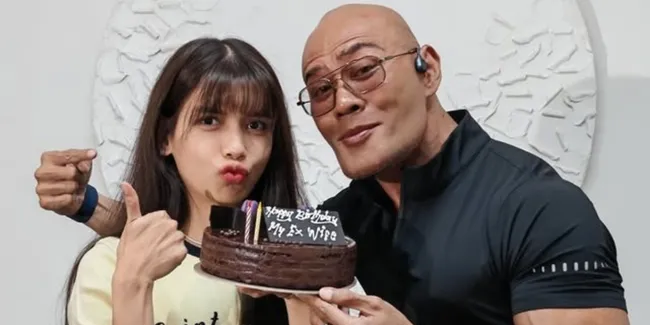 Deddy Corbuzier Rayakan Ultah Sabrina Chairunnisa, Kue Tart Bikin Salfok