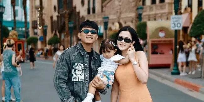 Denny Caknan dan Bella Bonita Ajak Cunda ke Theme Park di Singapura, Happy
