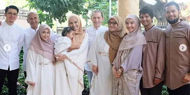 Deretan Gaya Lebaran Para Seleb, Kompak Sekeluarga!