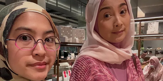 Desy Ratnasari Selfie Bareng Putri Tercinta, Bak Pinang Dibelah Dua