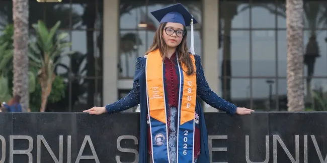 Detail Penampilan Cinta Kuya saat Wisuda di Amerika, Anggun Berkebaya Biru
