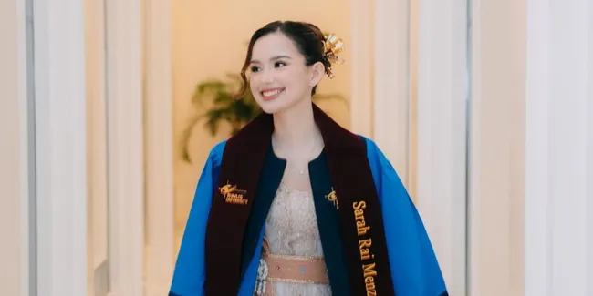 Detail Penampilan Sarah Menzel Wisuda, Anggun Berkebaya Bali