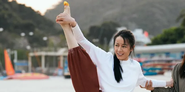 Dilraba Dilmurat Tampil Tanpa Makeup Demi Kung Fu Soccer, Foto Latihan di Pantai Banjir Pujian